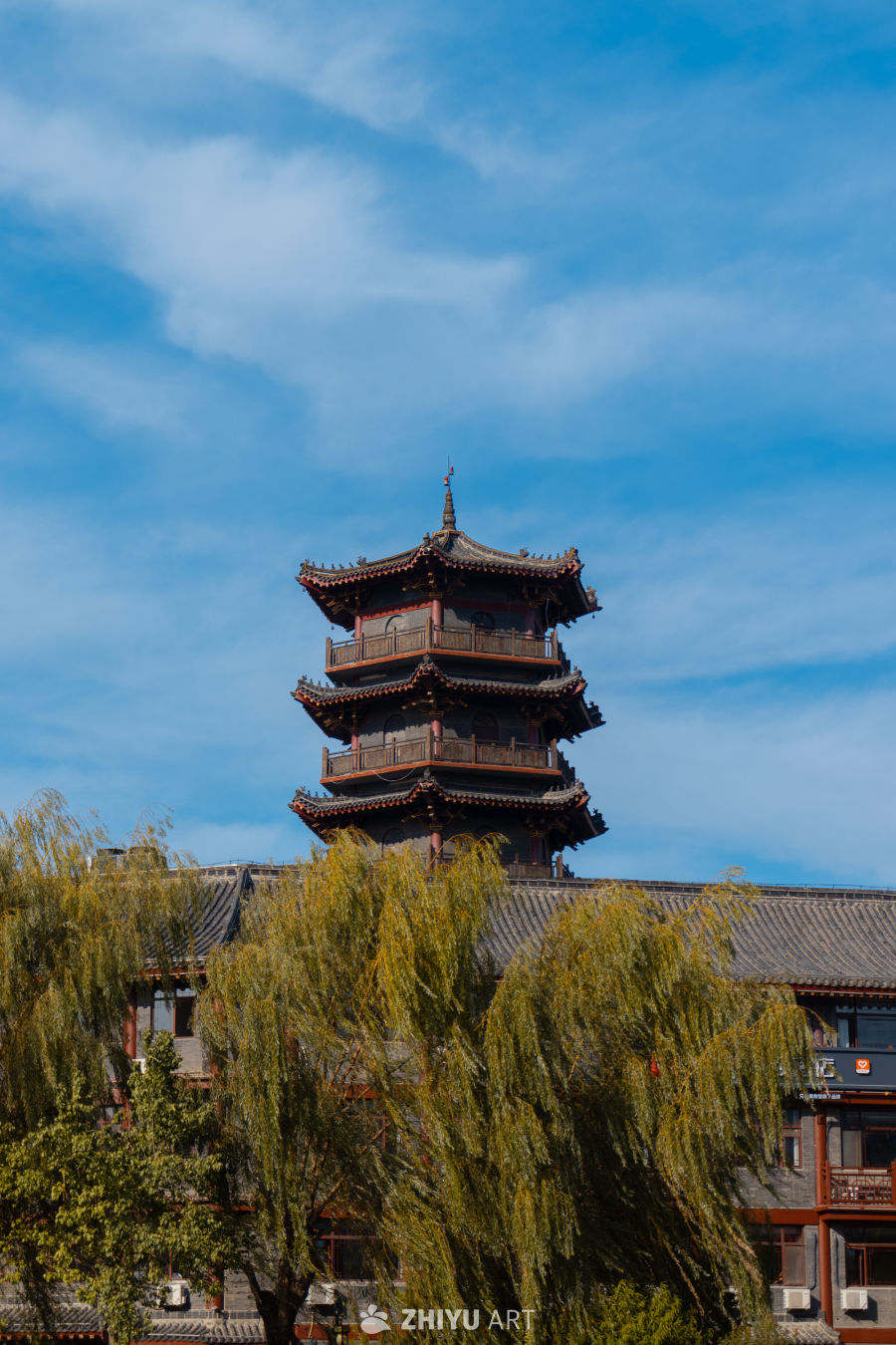 古塔映蓝天，柳树随风舞