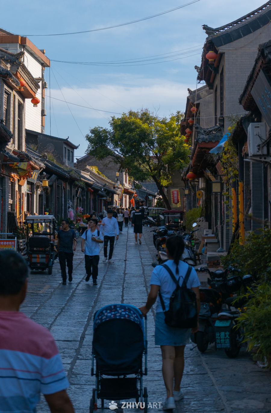 古街漫步：红灯笼下的悠闲时光
