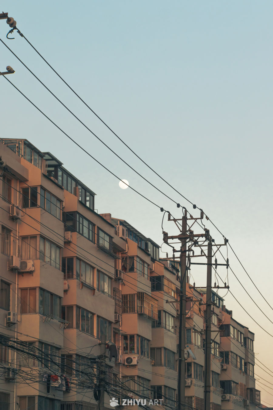 黄昏下的城市剪影