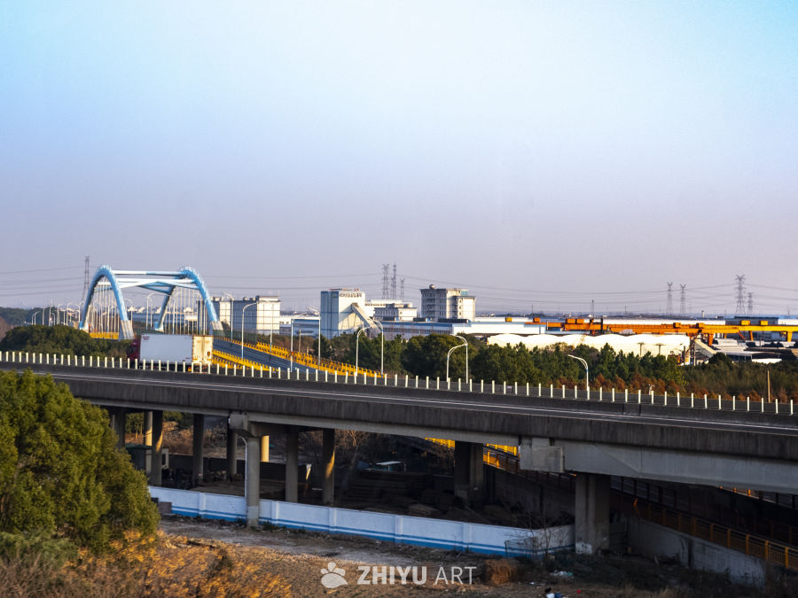城市工业区的清晨高速路