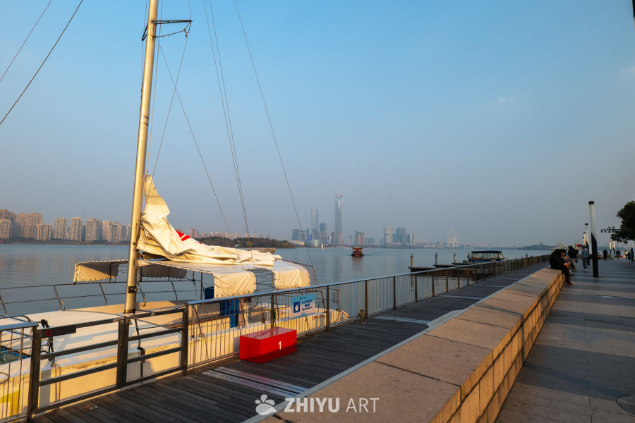 江畔帆影与城市天际线