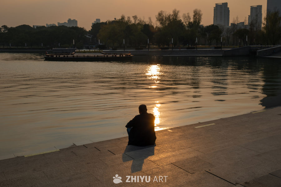 湖畔夕阳下的沉思