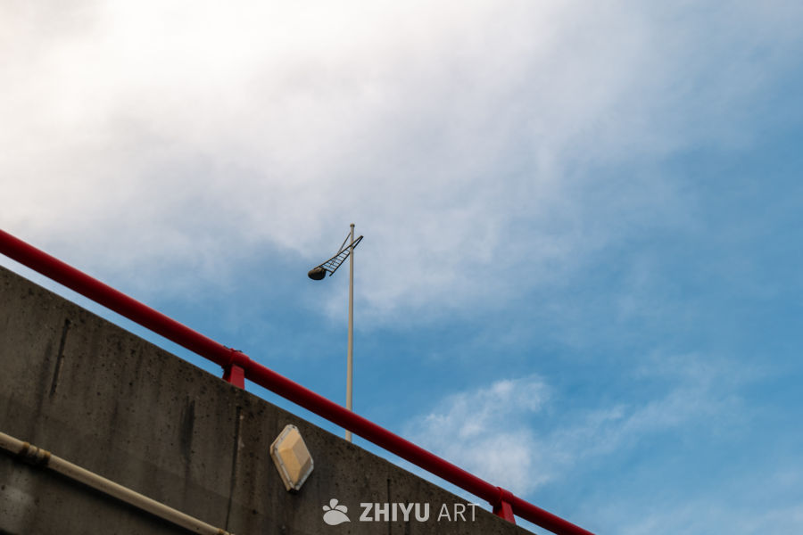 红栏杆下的天空