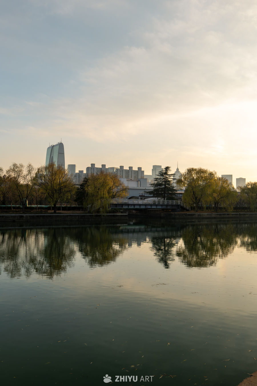 湖畔城市晨景