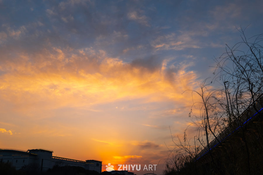 黄昏剪影：天空与建筑的对话