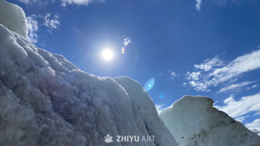 雪山之巅的阳光