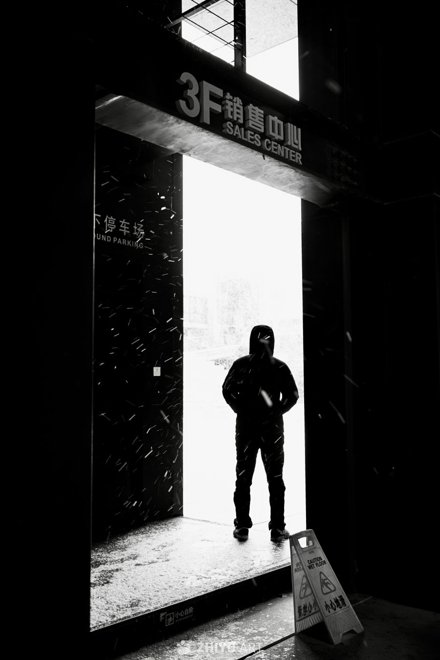 雪中销售中心的剪影