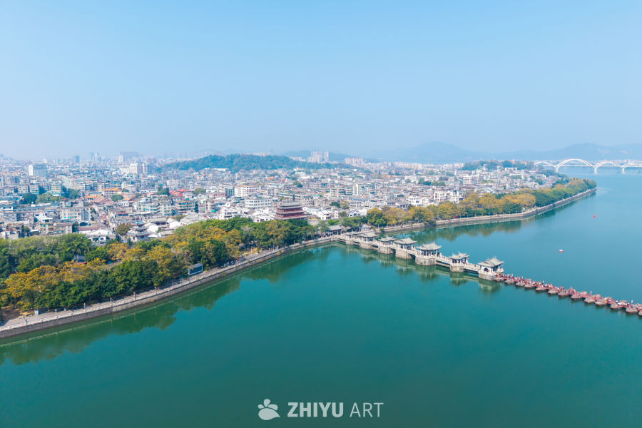 古城河畔风光