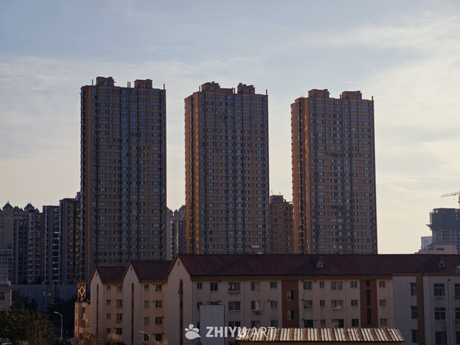 黄昏时分的城市高楼