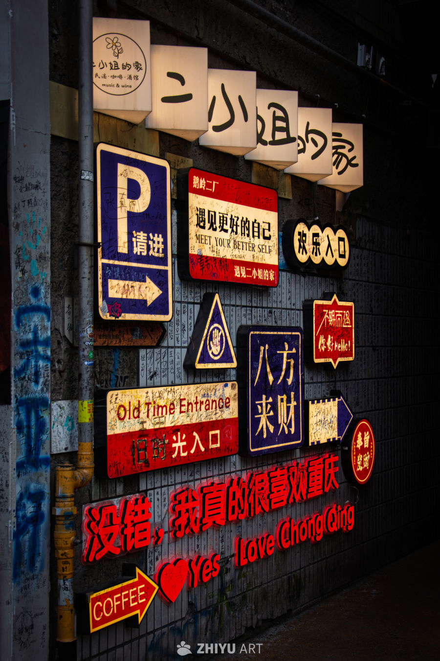 重庆街头霓虹招牌夜景