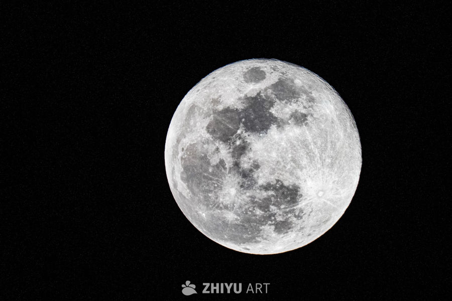 夜空中的满月