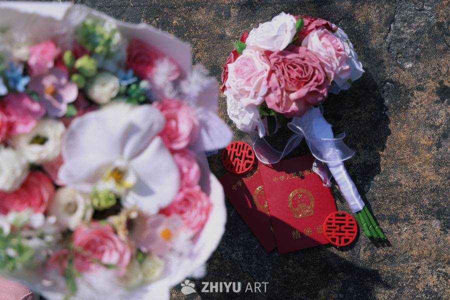 婚礼花束与结婚证
