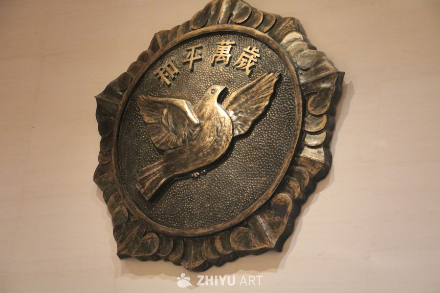 和平鸽浮雕：岁月和平的象征