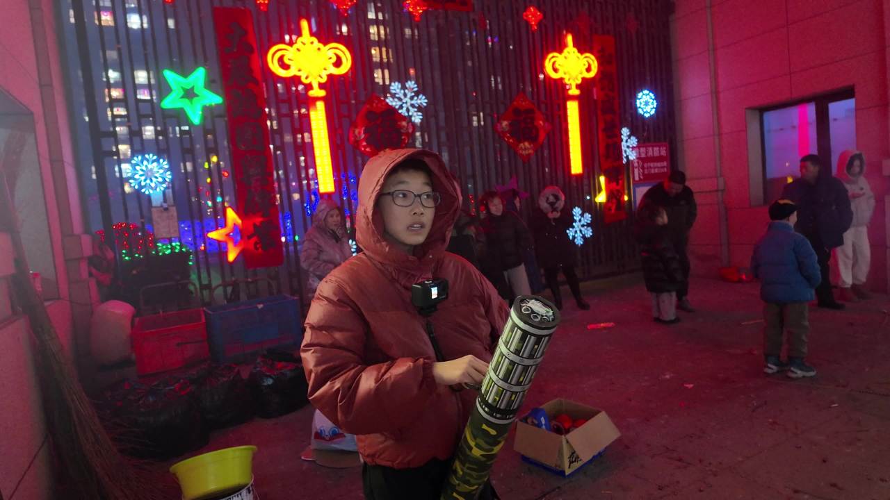 春节街头烟花庆祝