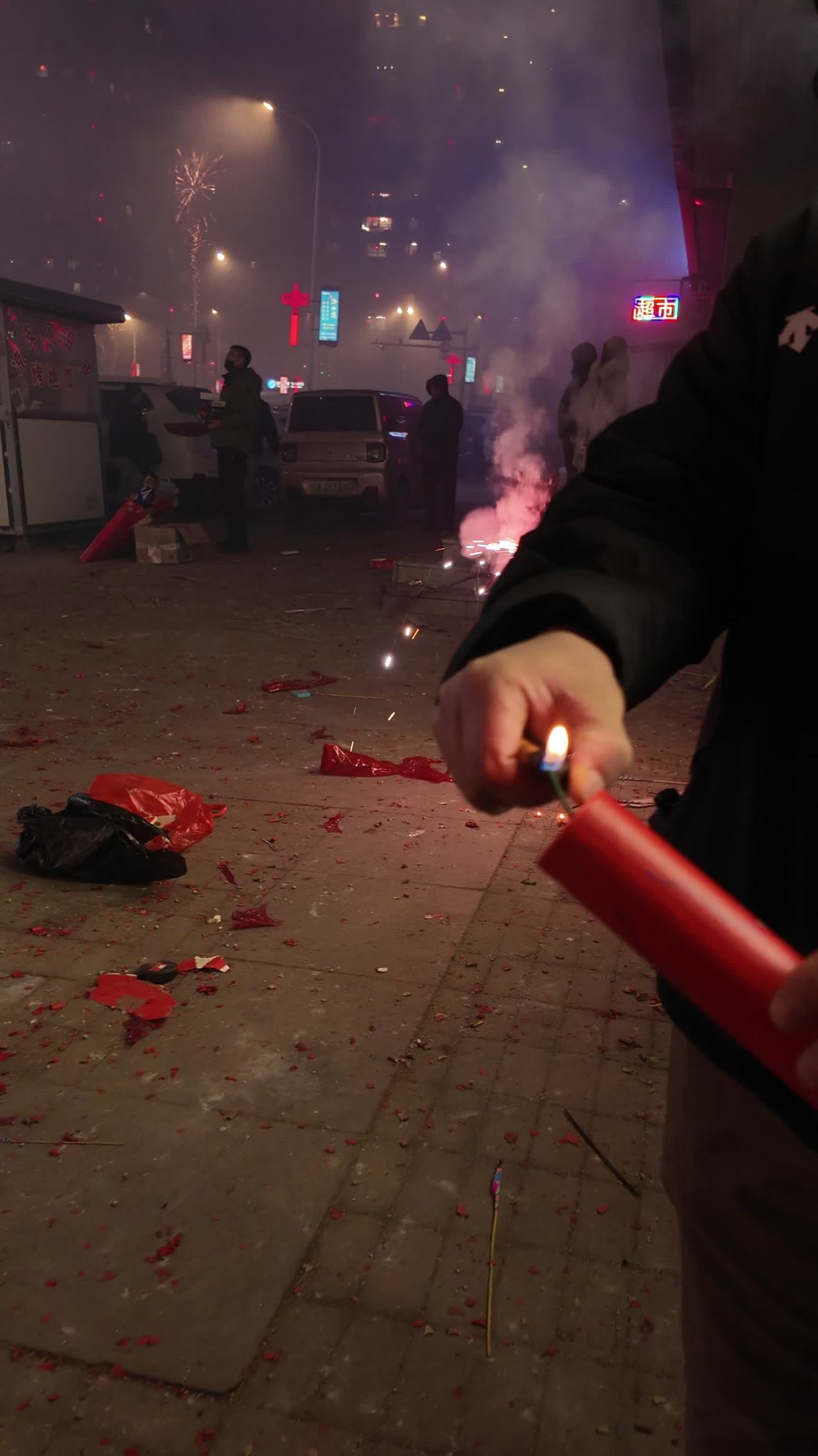 街头烟花庆祝夜