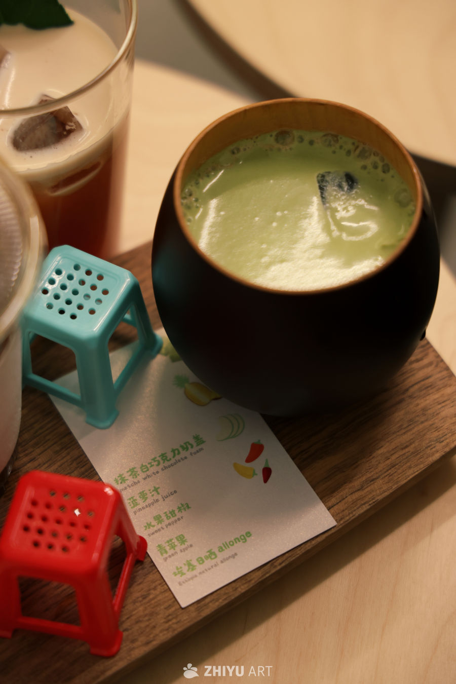 抹茶饮品与迷你小凳