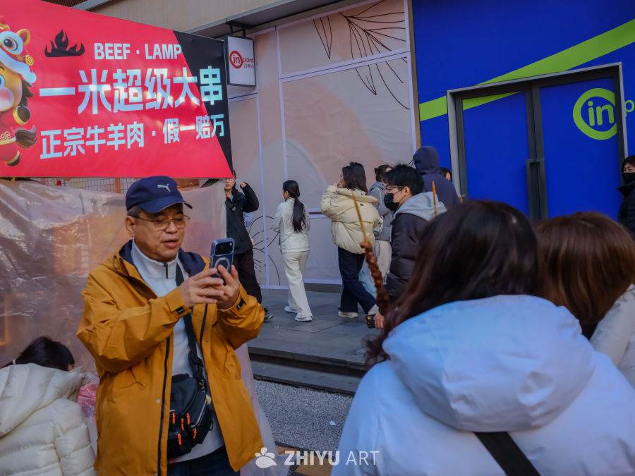 街头美食节，一米大串引人驻足