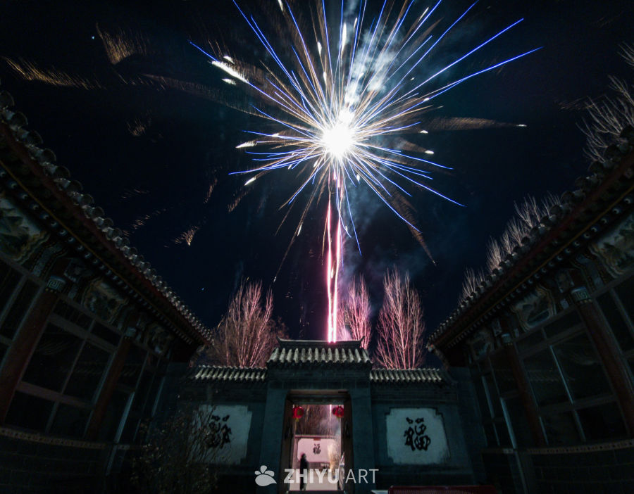 烟花映传统建筑夜景