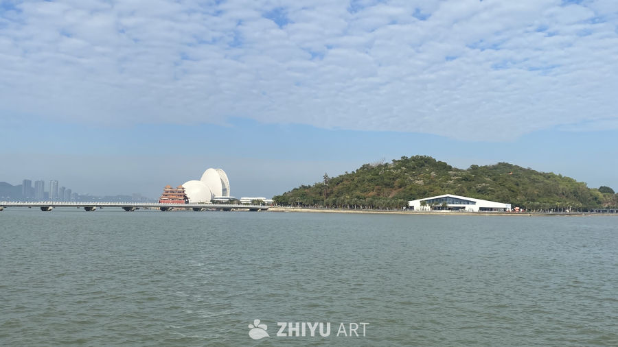 湖畔现代建筑风光