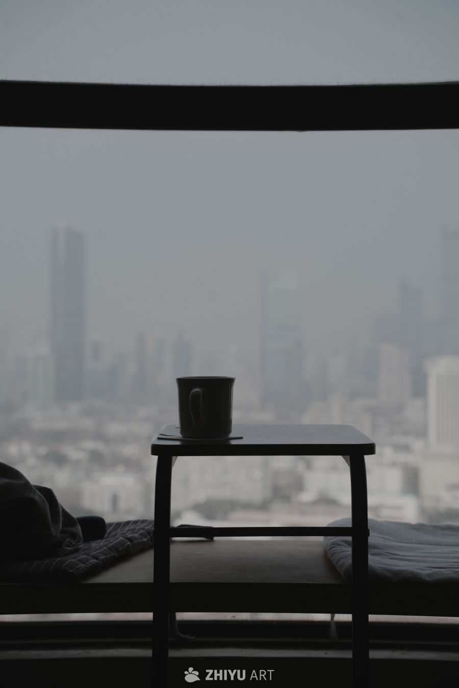 窗台咖啡与城市雾景