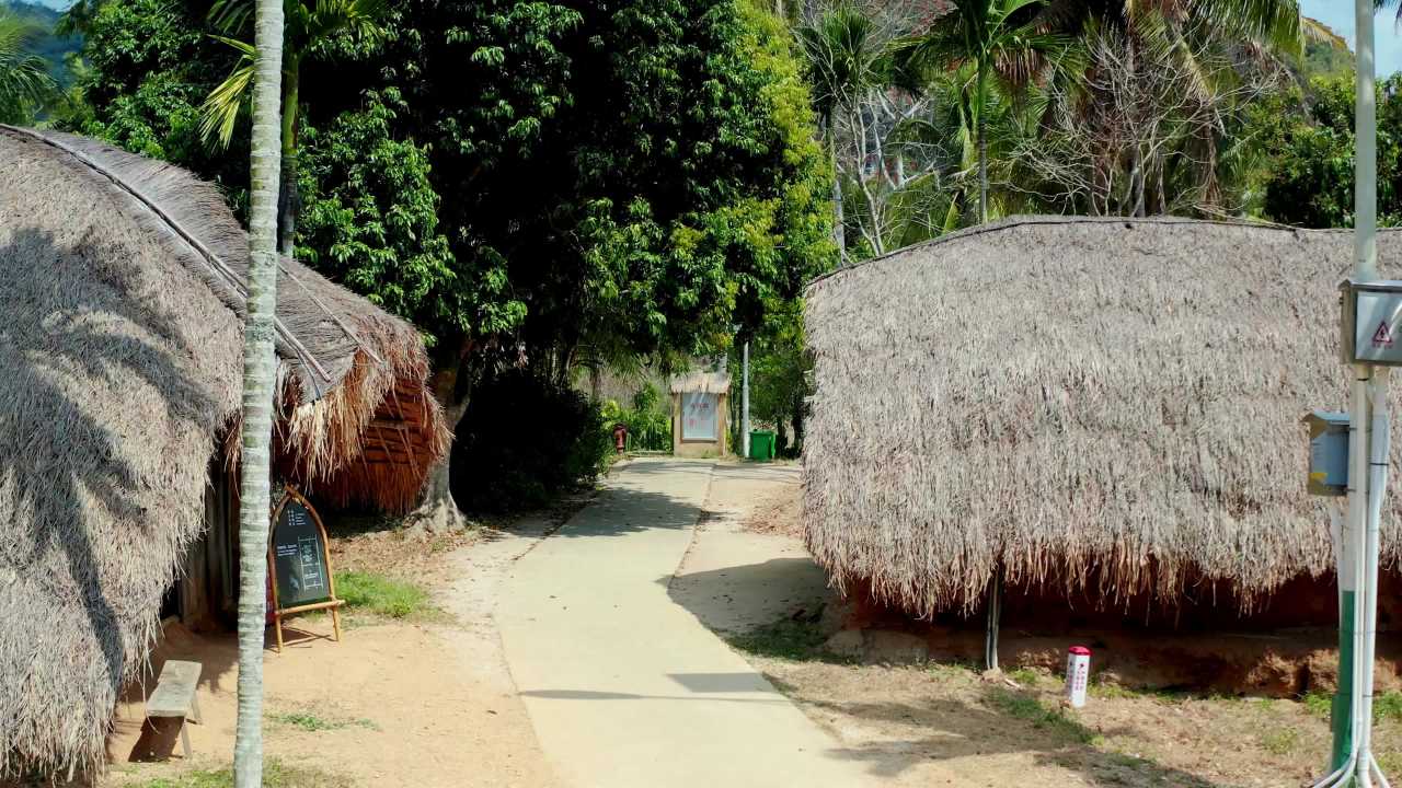 海南黎族船型屋白查村茅草房村落俯瞰场景 一