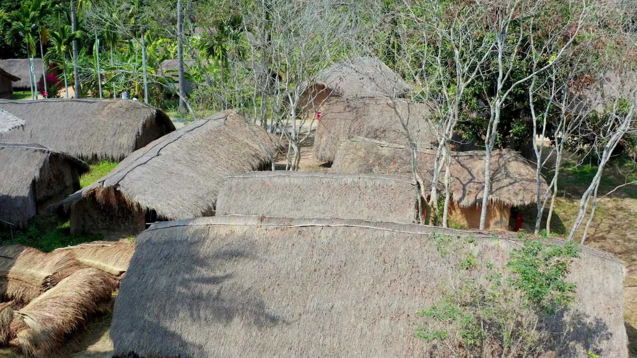 海南黎族船型屋白查村茅草房村落俯瞰场景 二