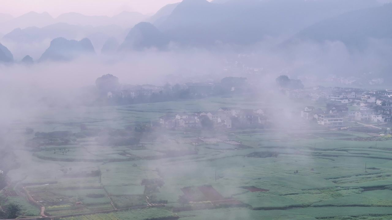 4k航拍云雾缭绕的山村晨景 田园春色风光