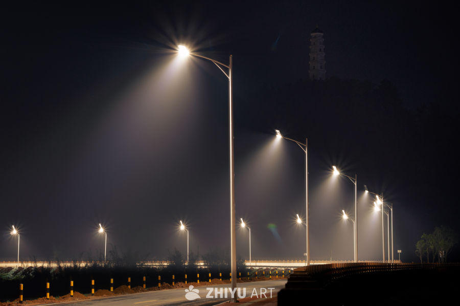 夜路向塔行