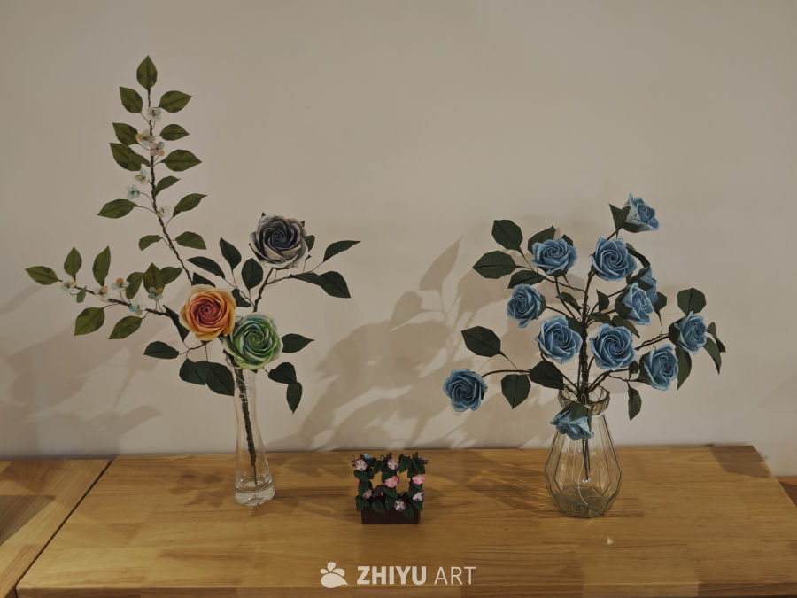 花瓶与人造花的静谧之美
