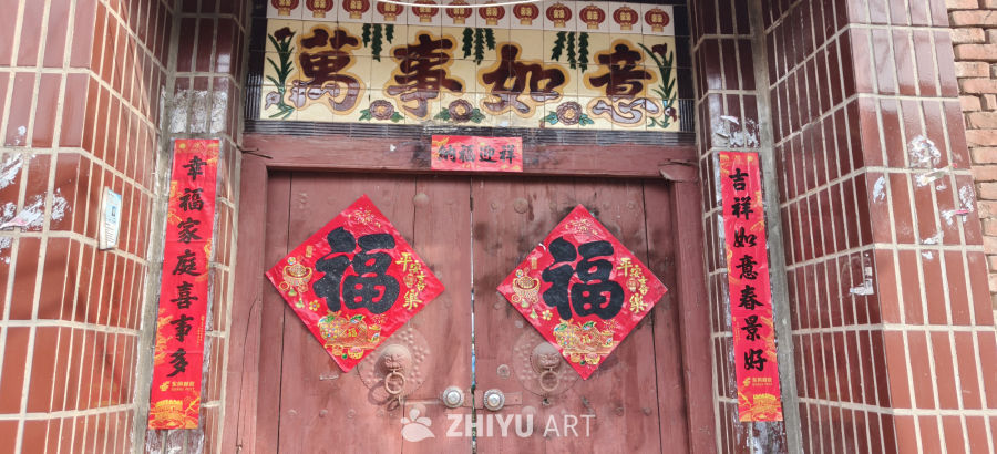 春节装饰的中式大门