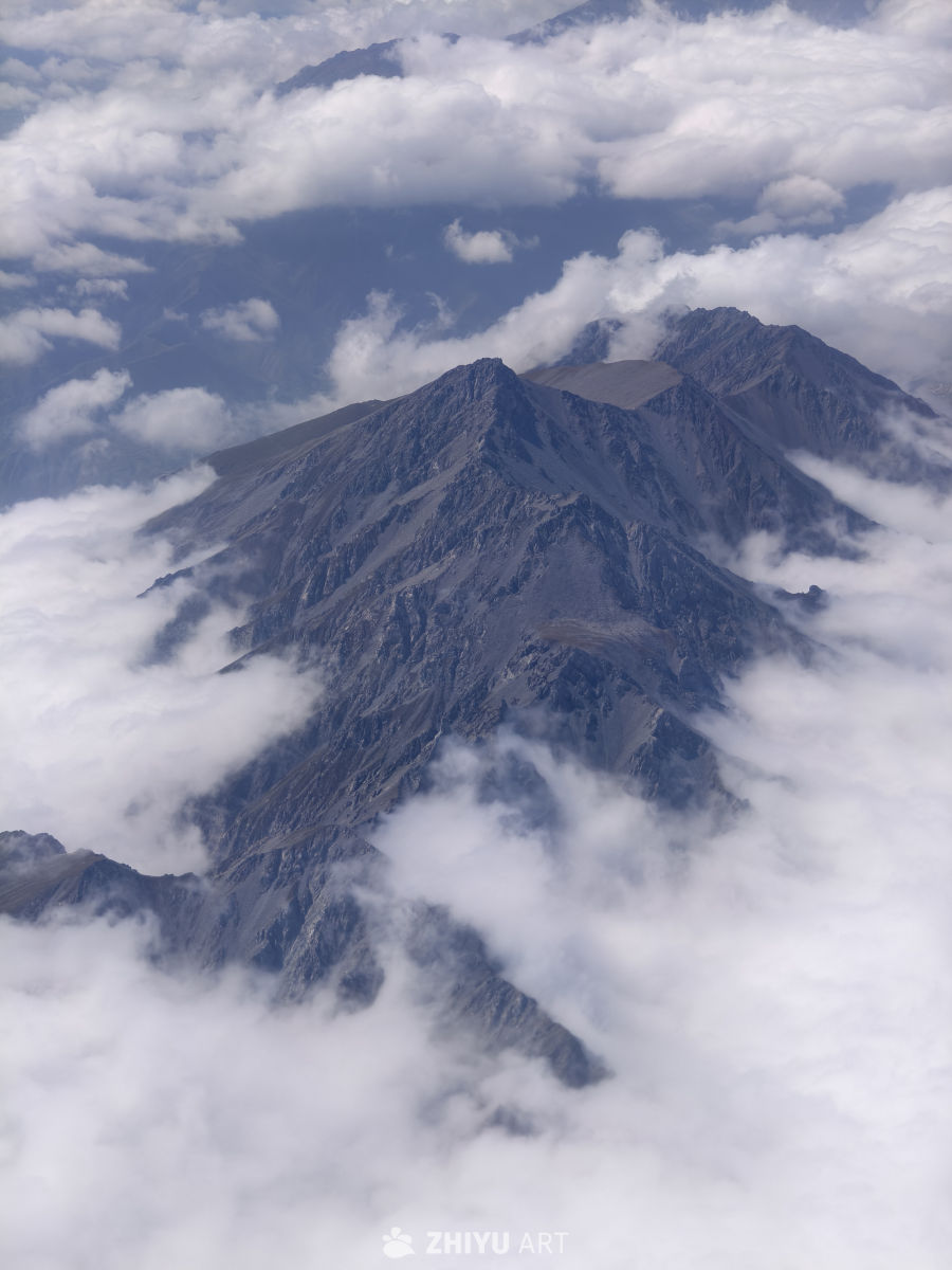 云中的山