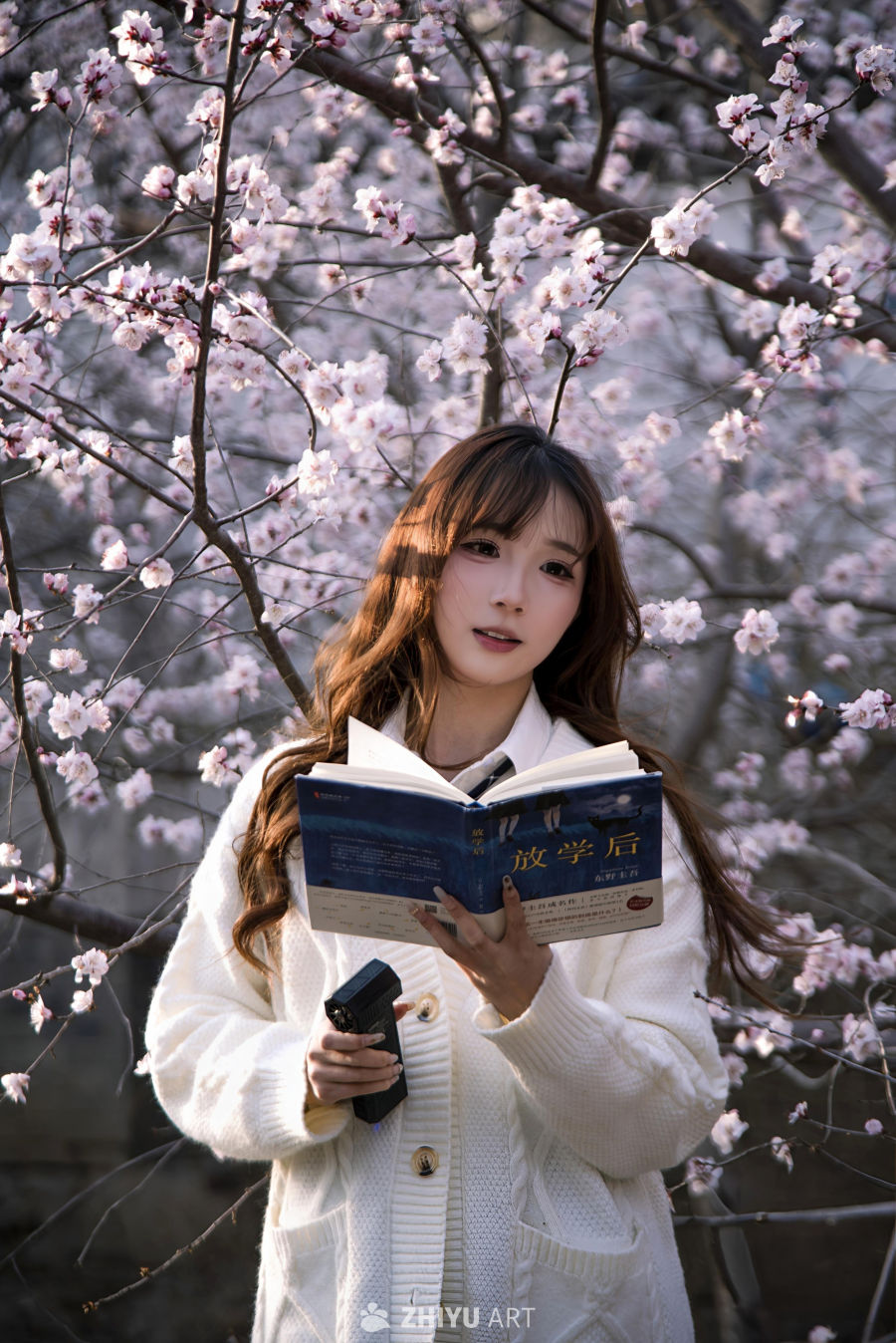 美女配美景