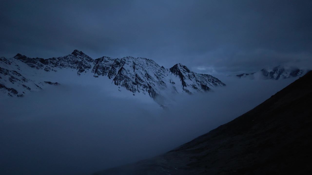 雪山云雾晨景