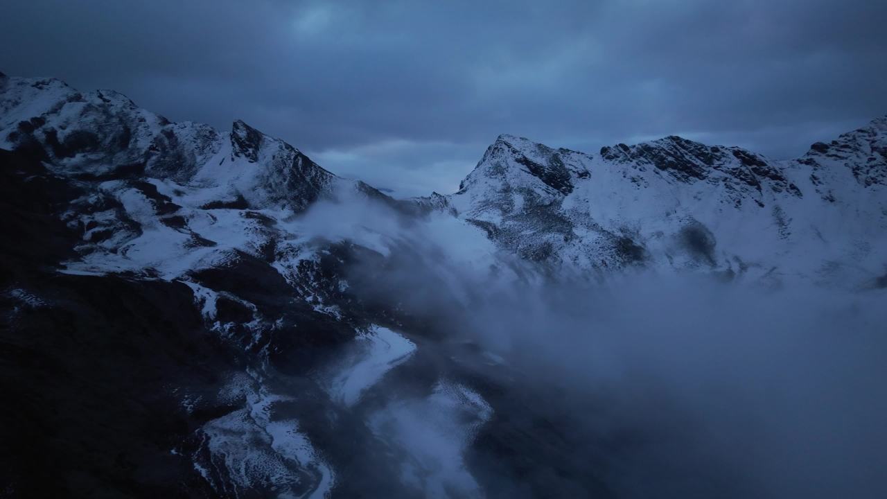 雪山云雾晨曦