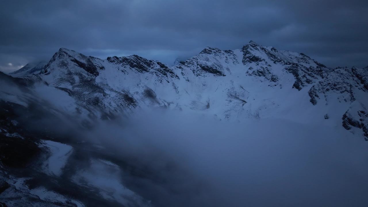 雪山云雾缭绕