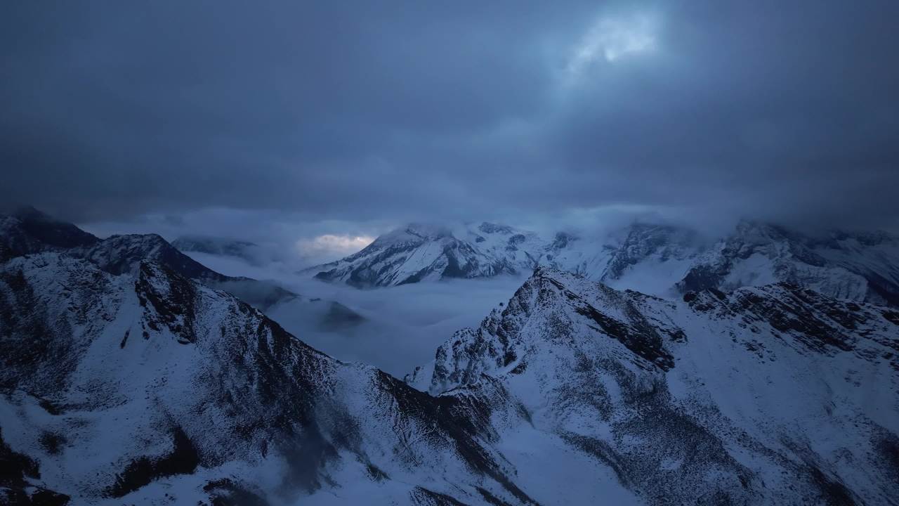 雪山云海航拍