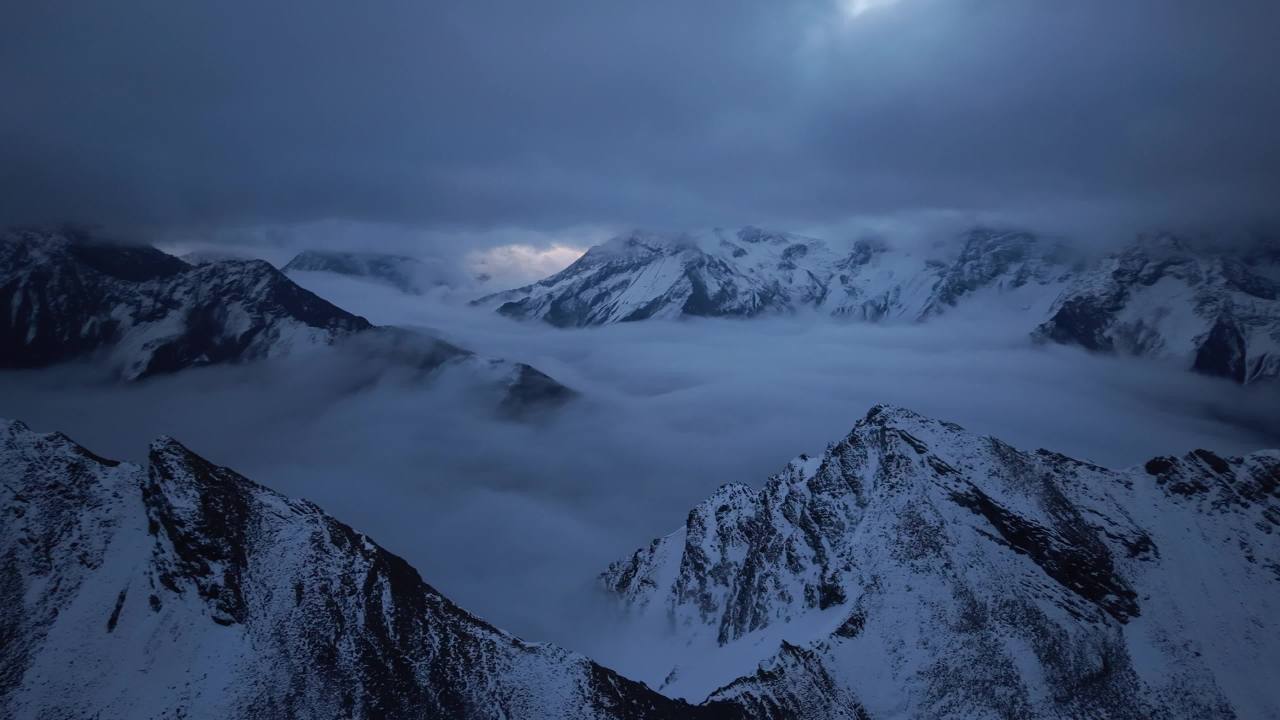 雪山云海晨曦