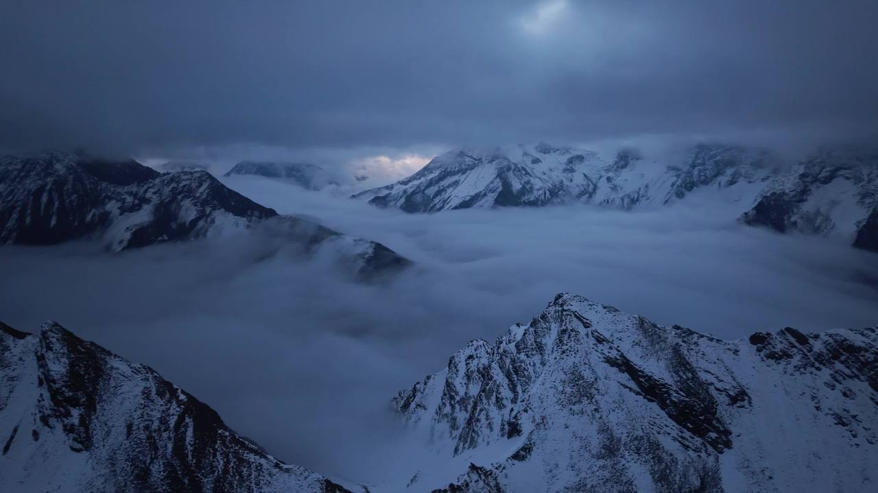 雪山云海夜景