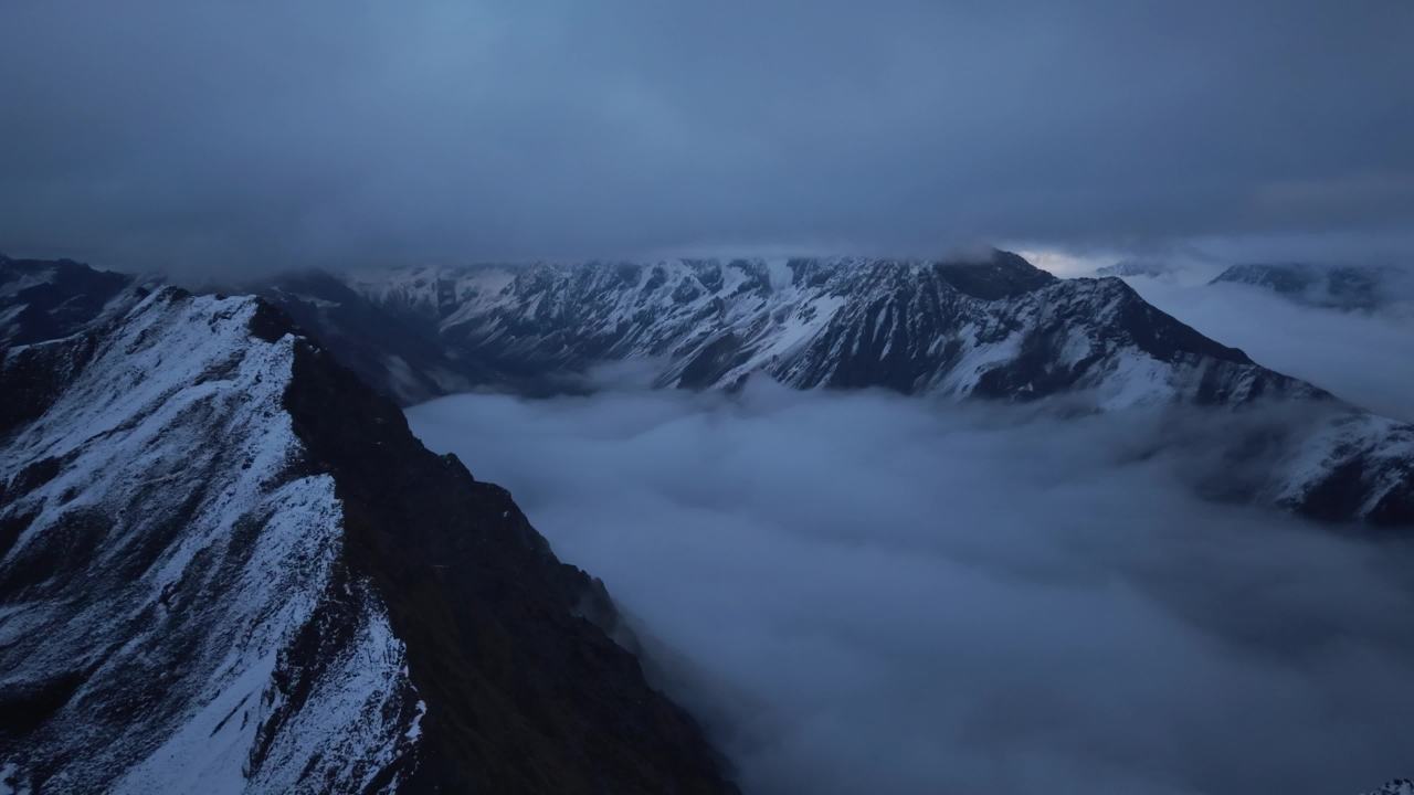 雪山云海清晨静谧