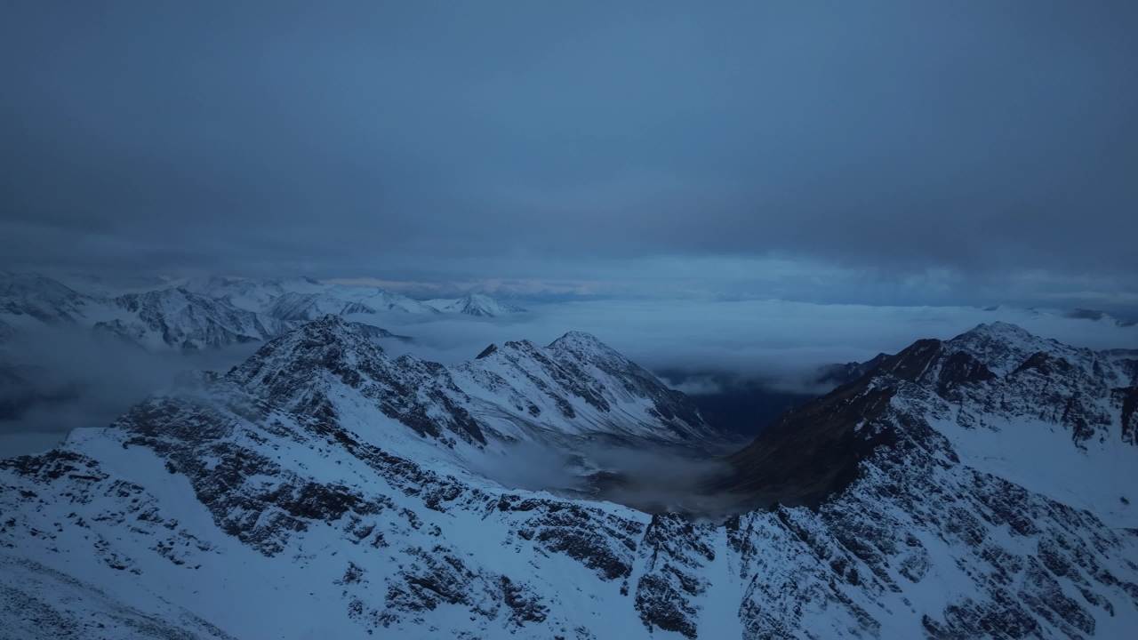 雪山云海清晨静谧