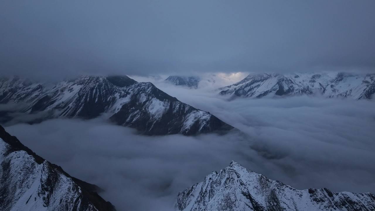 雪山云海晨曦