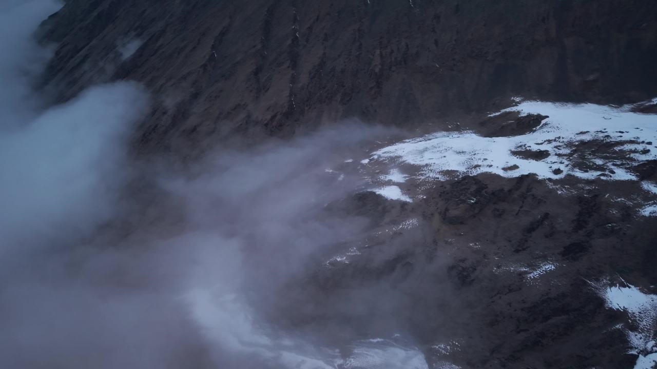 雪山云雾缭绕景象
