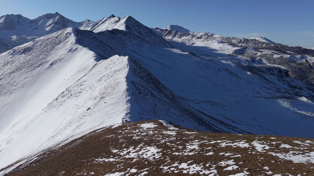 雪山航拍：壮丽冬季风光