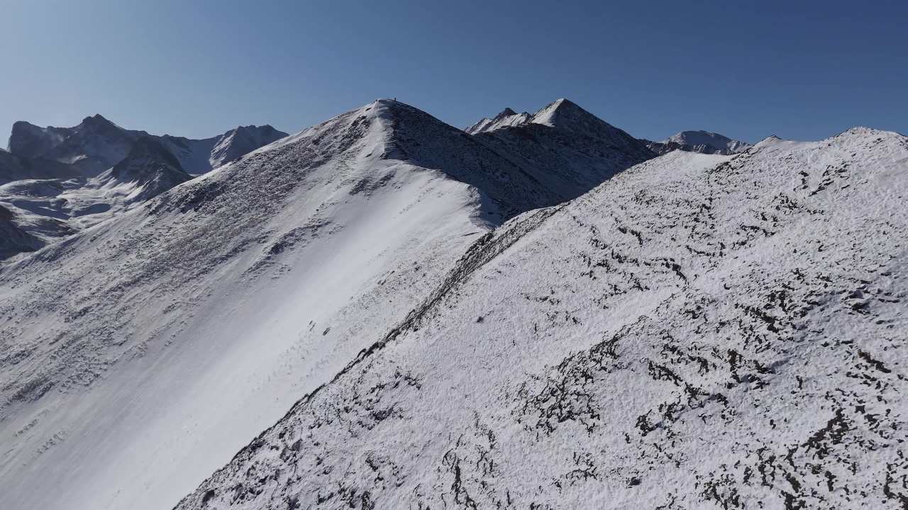 雪山航拍：壮丽自然风光