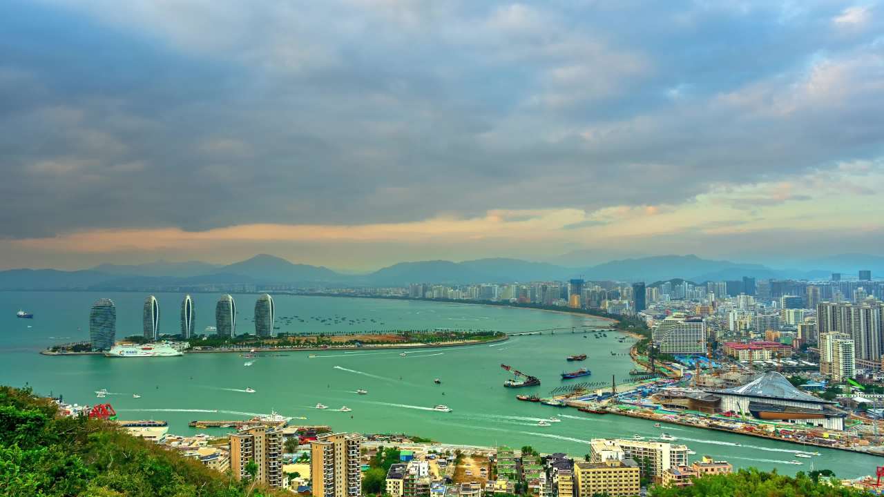 三亚鹿回头日转夜海滨风光