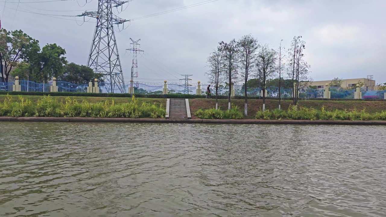 4K小河对岸行人