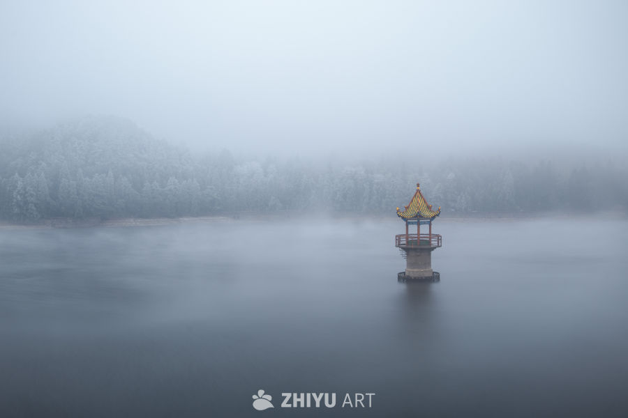 雾中孤亭