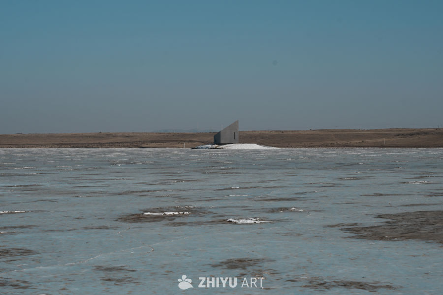 冰湖孤筑