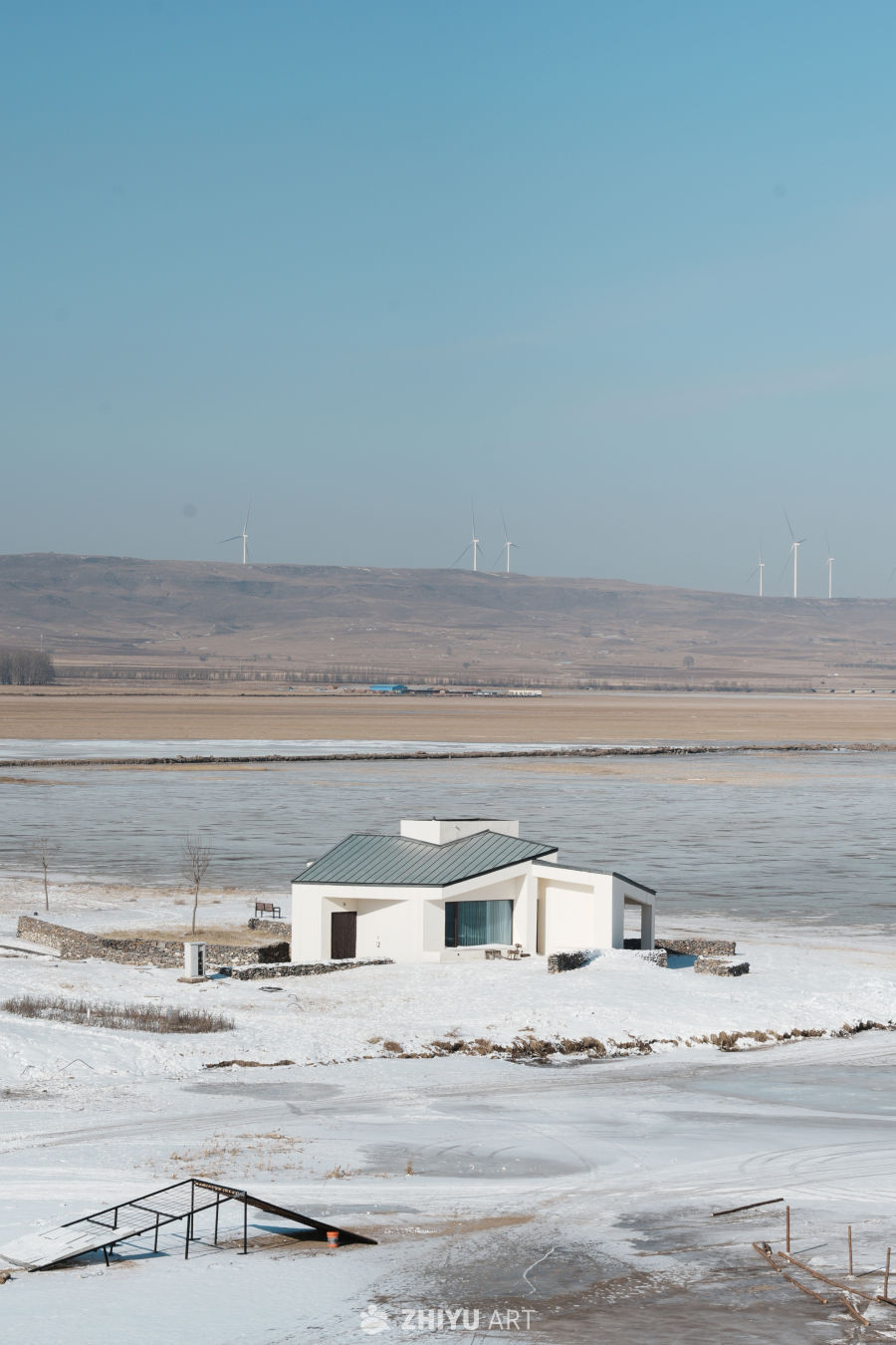雪中现代小屋与风车