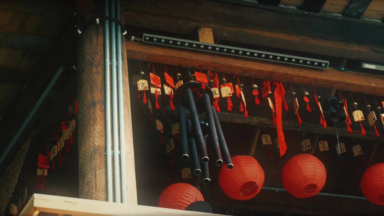 寺庙风铃与红灯笼
